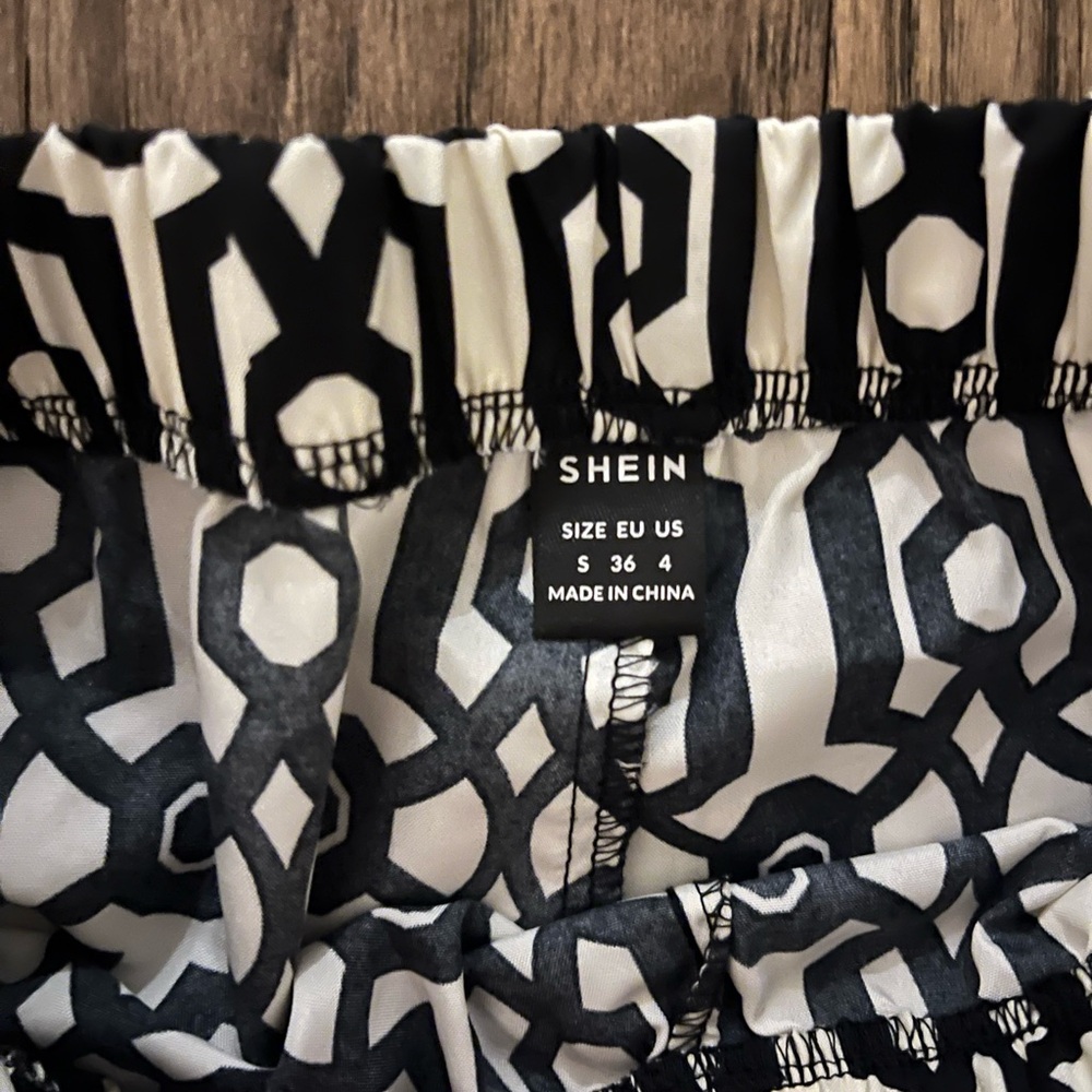 Stylish Black and White Geometric Women's Pants - Picture 2 of 4